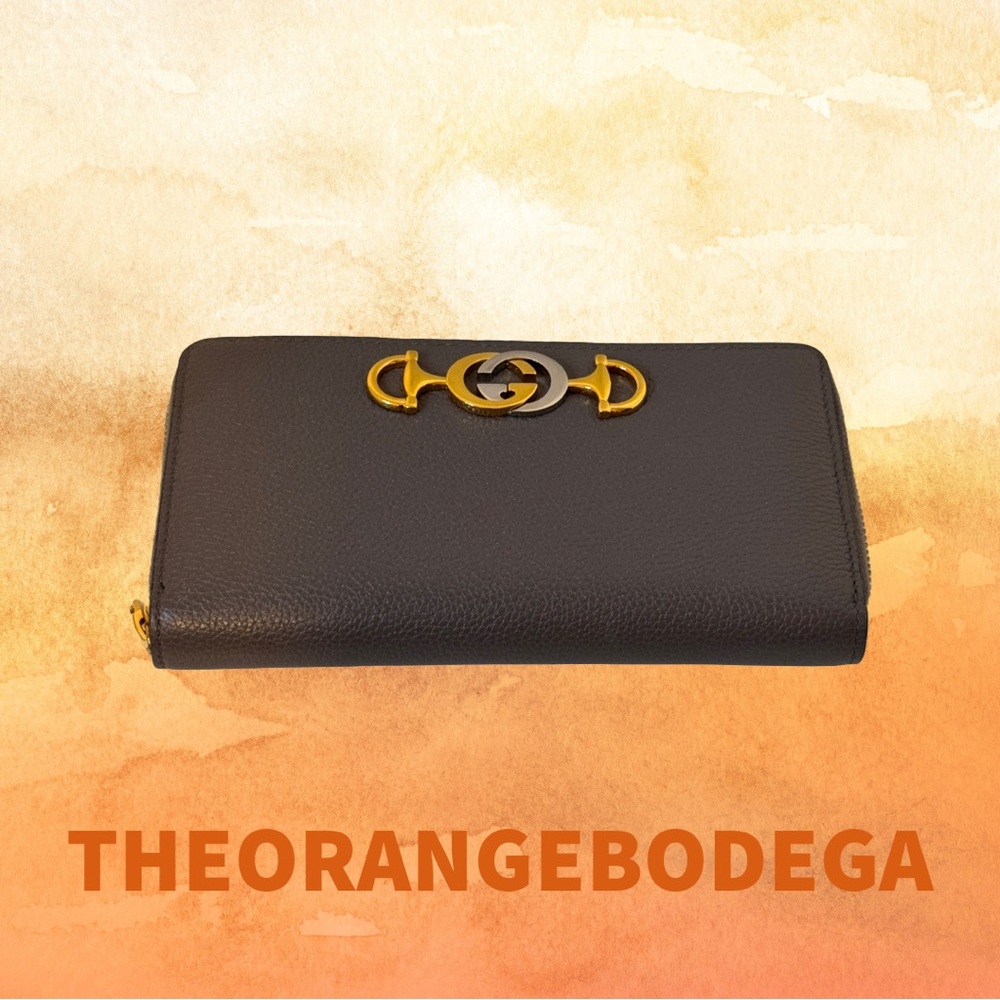 GUCCI
Grainy Calfskin Zumi Zip Around Wallet